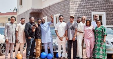 Gospel singer Moses Bliss gifts signees brand new cars